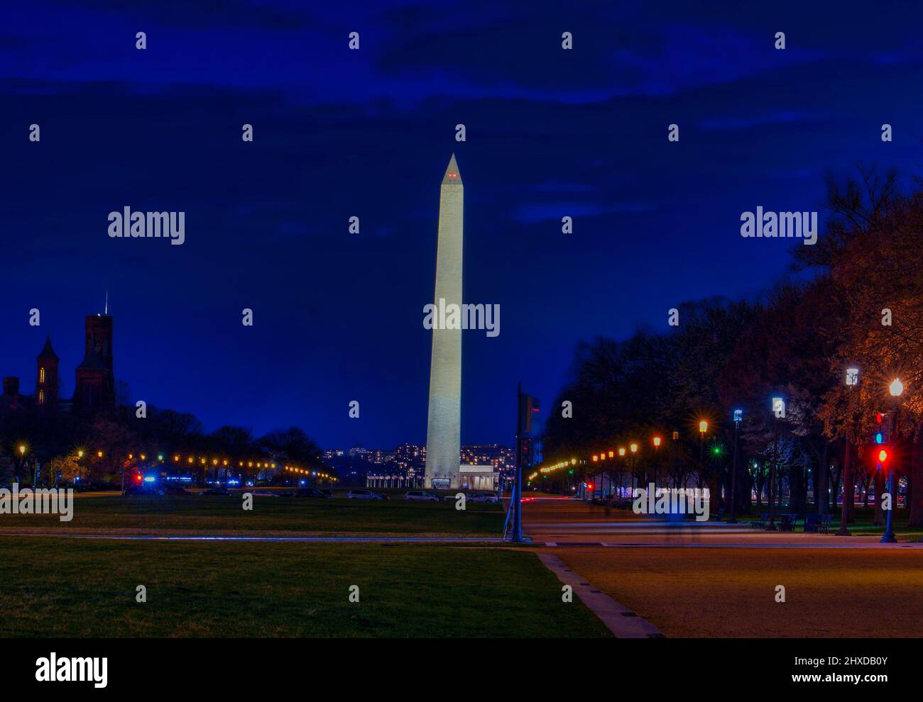 Washington Monument allumé la nuit Banque D'Images