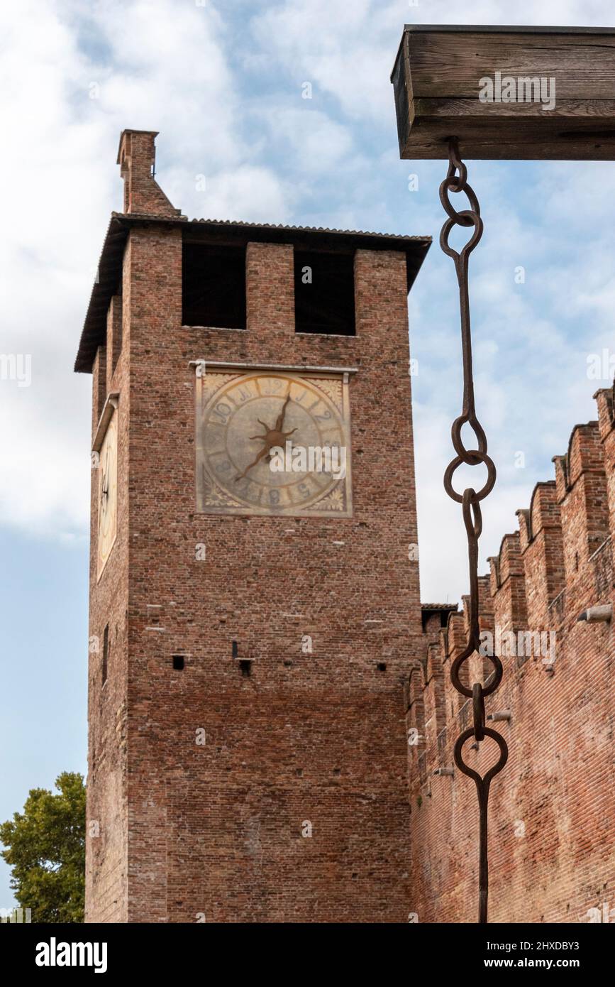 Vue panoramique sur une tour du château médiéval de Castelvecchio à Vérone, en Italie Banque D'Images