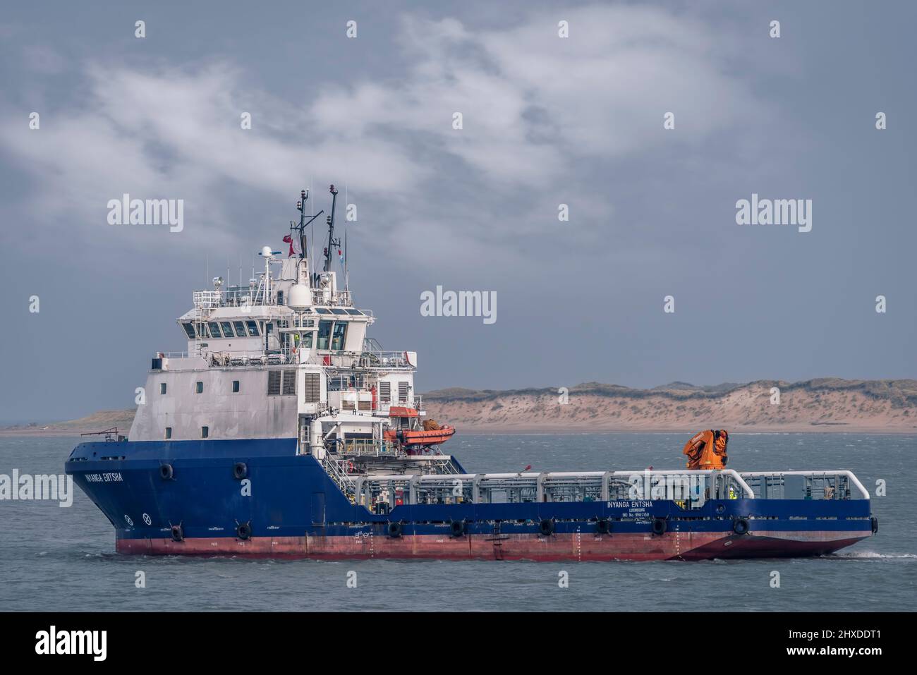 8th mars 2022 - l'Inyanga Entsha, un remorqueur offshore et un navire de ravitaillement, quitte le fleuve Torridge après avoir passé du temps au chantier naval Harland & Wolff Banque D'Images
