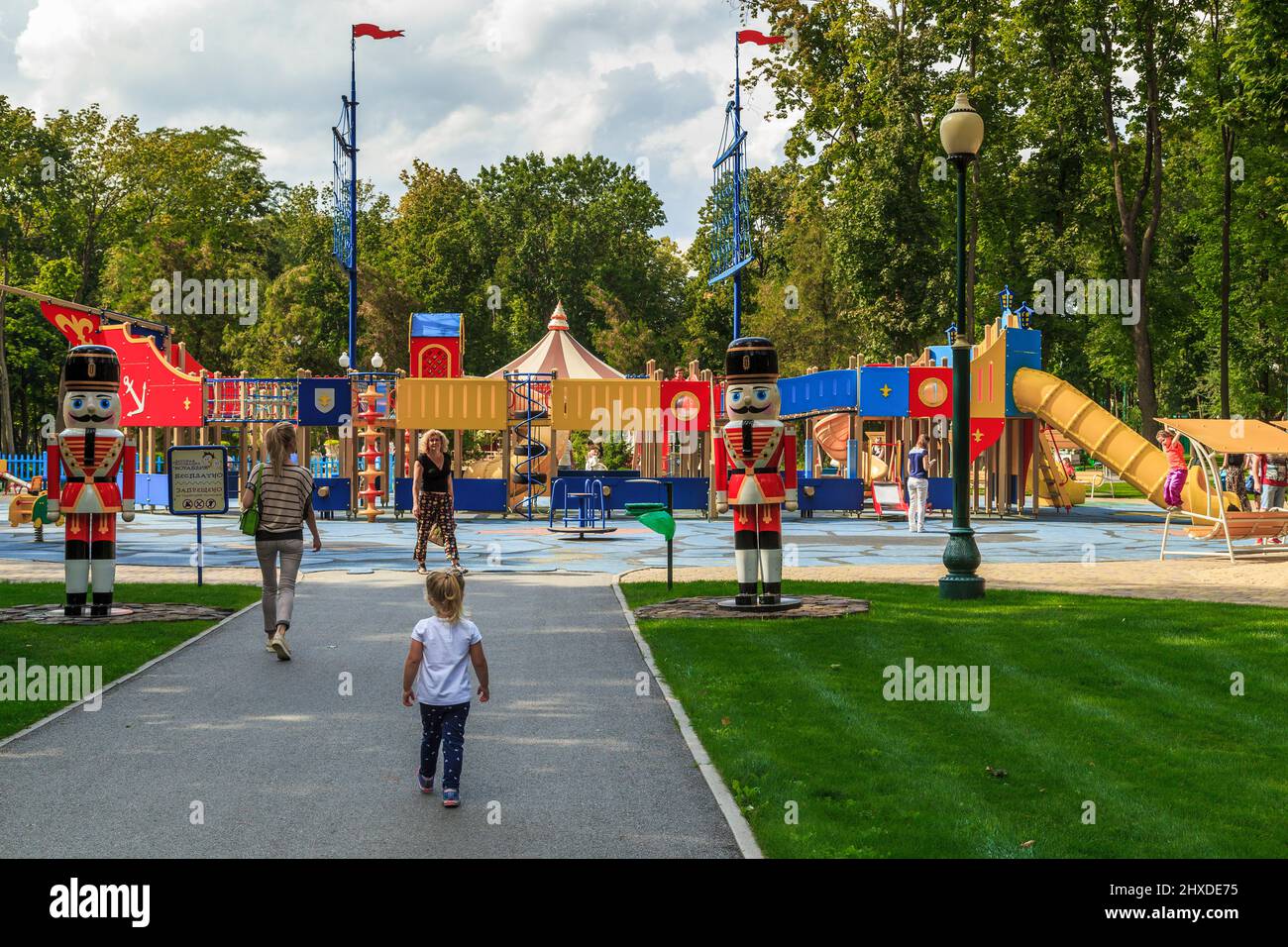 KHARKOV, UKRAINE - 5 SEPTEMBRE 2017 : c'est l'un des nombreux terrains de jeux pour enfants du Parc central de la Culture et des Loisirs. Banque D'Images