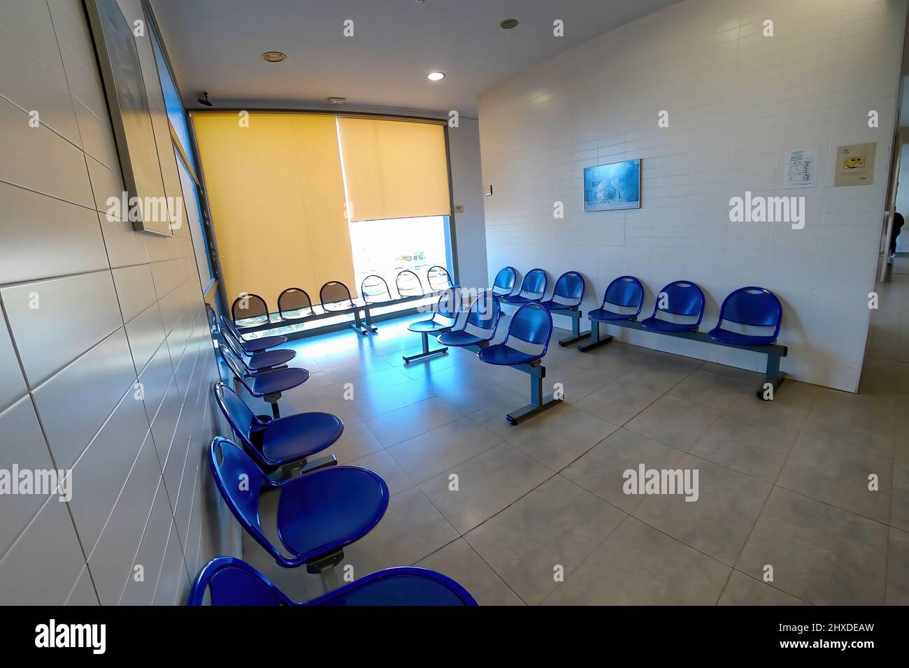 Huelva, Espagne - 9 mars 2022 : salle d'attente vide à l'intérieur d'un centre de santé presque vide en raison du coronavirus Covid-19 Banque D'Images
