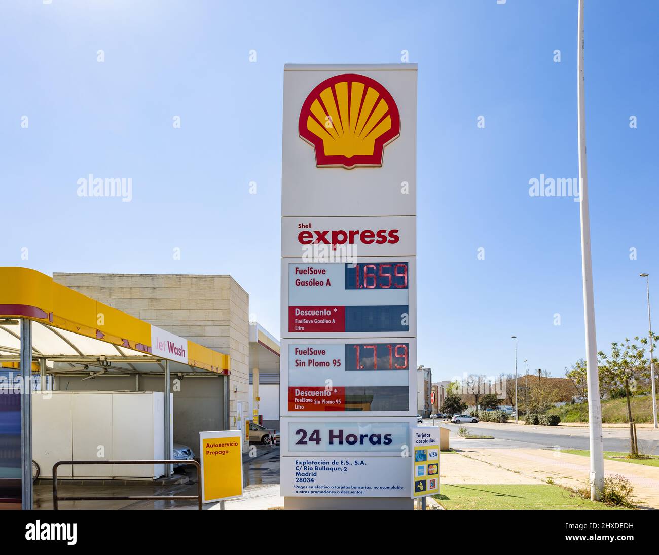 Huelva, Espagne - 6 mars 2022 : affichage des prix de l'essence, du diesel et de l'essence sans plomb, à la station-service Shell. Banque D'Images