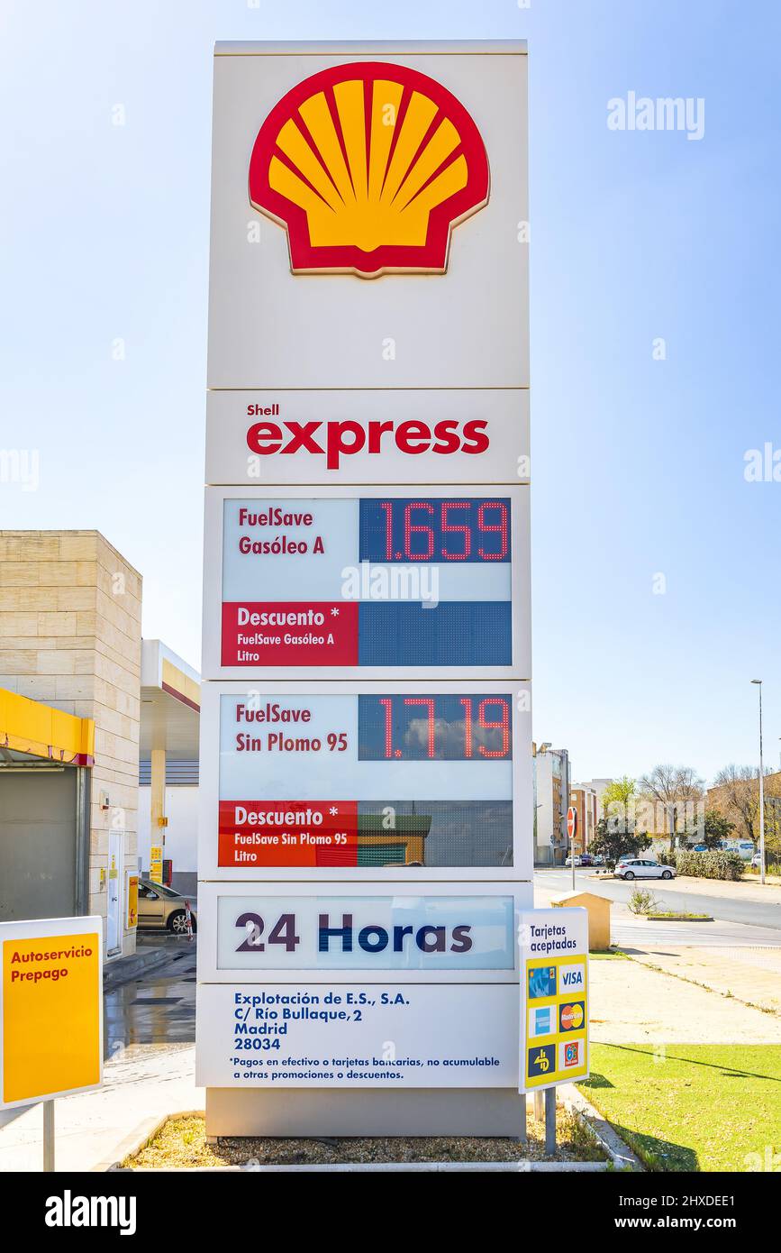 Huelva, Espagne - 6 mars 2022 : affichage des prix de l'essence, du diesel et de l'essence sans plomb, à la station-service Shell. Banque D'Images