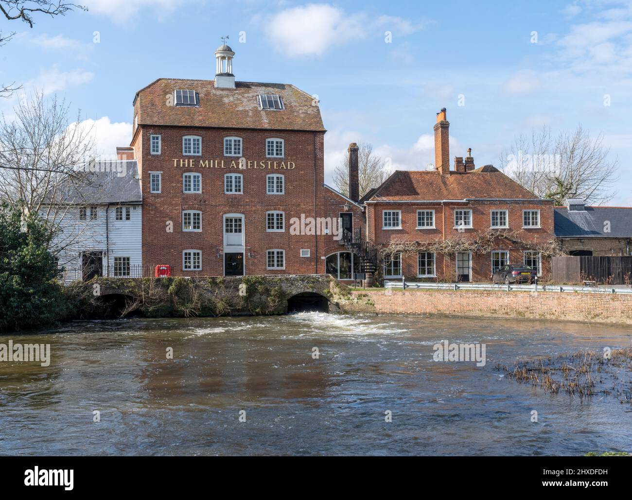 The Mill at Elstead - a Fuller's Pub and restaurant, Farnham Road, Elstead, Godalming, Surrey, Angleterre, Royaume-Uni Banque D'Images