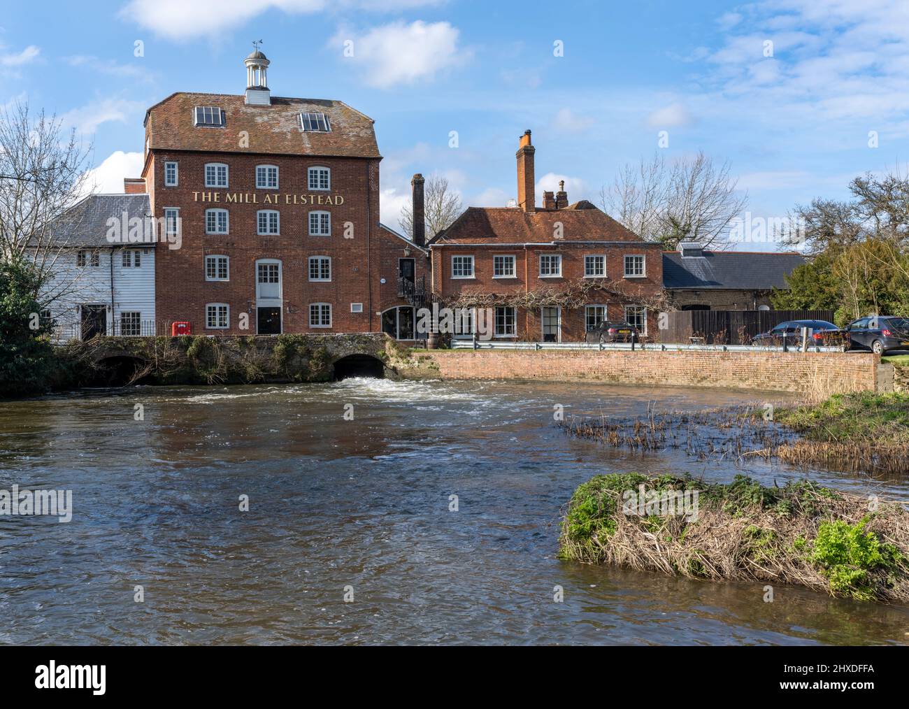 The Mill at Elstead - a Fuller's Pub and restaurant, Farnham Road, Elstead, Godalming, Surrey, Angleterre, Royaume-Uni Banque D'Images