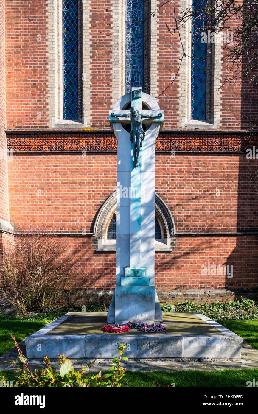 Le monument commémoratif de guerre classé de Grade II à l'extérieur de l'église St Luke, à Bromley, dans le sud de Londres. Banque D'Images