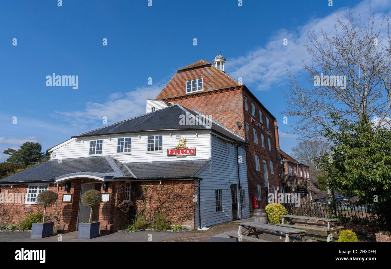 The Mill at Elstead - a Fuller's Pub and restaurant, Farnham Road, Elstead, Godalming, Surrey, Angleterre, Royaume-Uni Banque D'Images