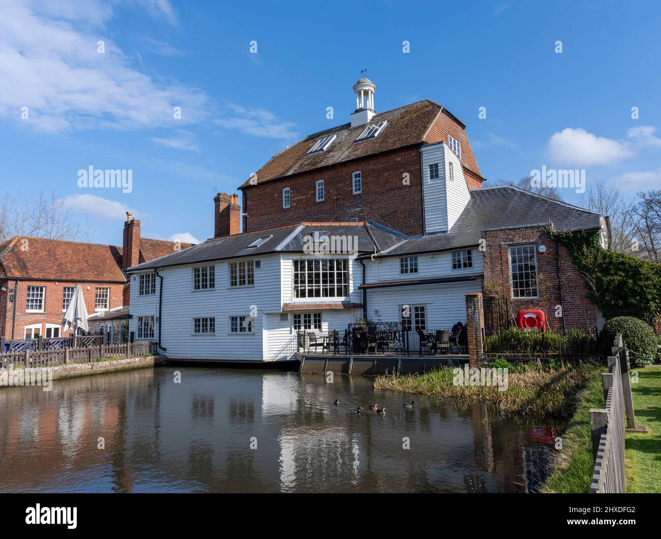 The Mill at Elstead - a Fuller's Pub and restaurant, Farnham Road, Elstead, Godalming, Surrey, Angleterre, Royaume-Uni Banque D'Images