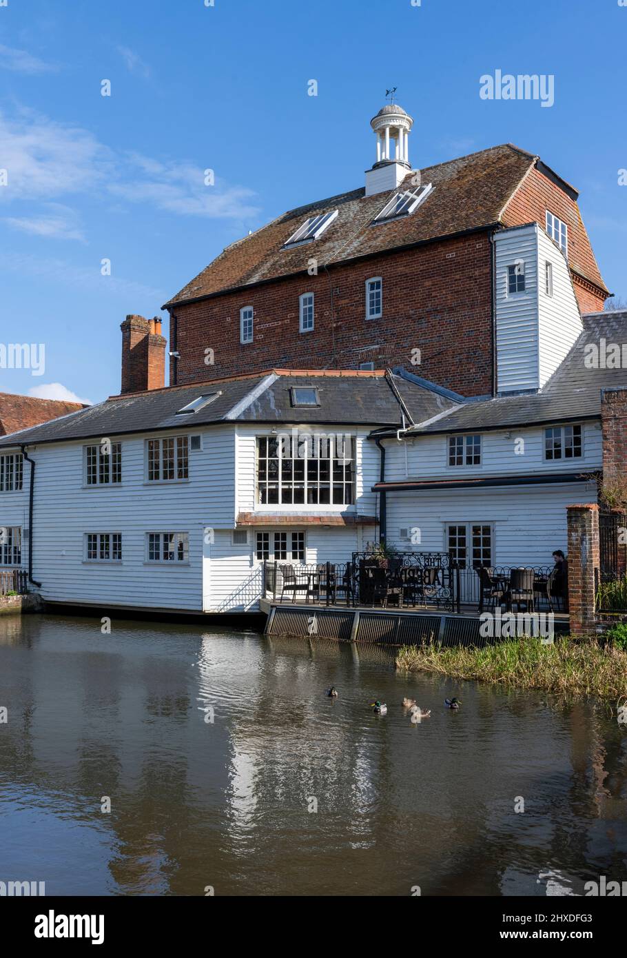 The Mill at Elstead - a Fuller's Pub and restaurant, Farnham Road, Elstead, Godalming, Surrey, Angleterre, Royaume-Uni Banque D'Images