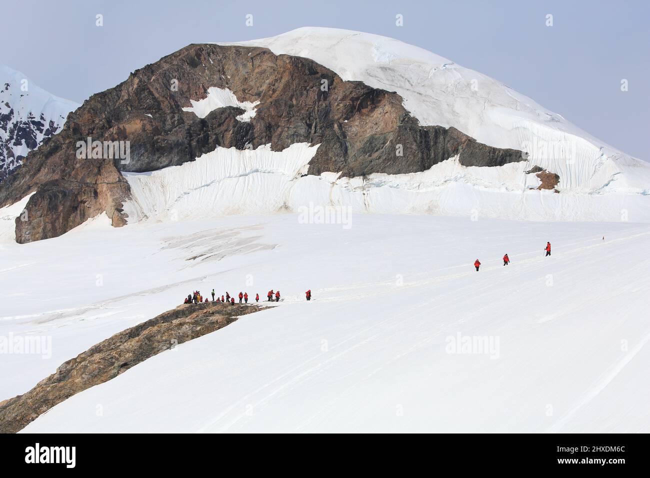 Les passagers du bateau de croisière le Boreal ont vue sur le port de Neko, en Antarctique, depuis un point de vue sur la péninsule antarctique. Banque D'Images