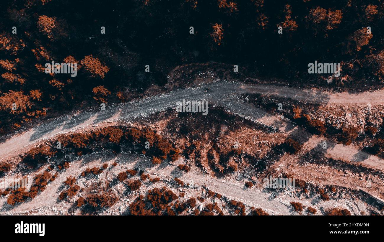 Route de montagne, vue de dessus de route de montagne, prise de vue aérienne avec drone Banque D'Images