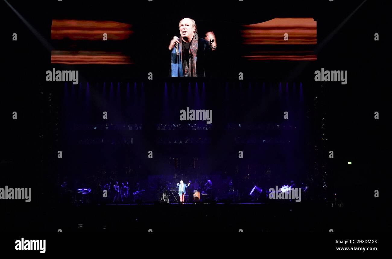 Hambourg, Allemagne. 11th mars 2022. Le compositeur de film allemand Hans Zimmer accueille le public sur scène à Barclays Arena. Le gagnant Oscar Zimmer a lancé son 'Hans Zimmer Live - Europe Tour' avec l'Odessa Orchestra dans la ville hanséatique. Credit: Marcus Brandt/dpa/Alay Live News Banque D'Images