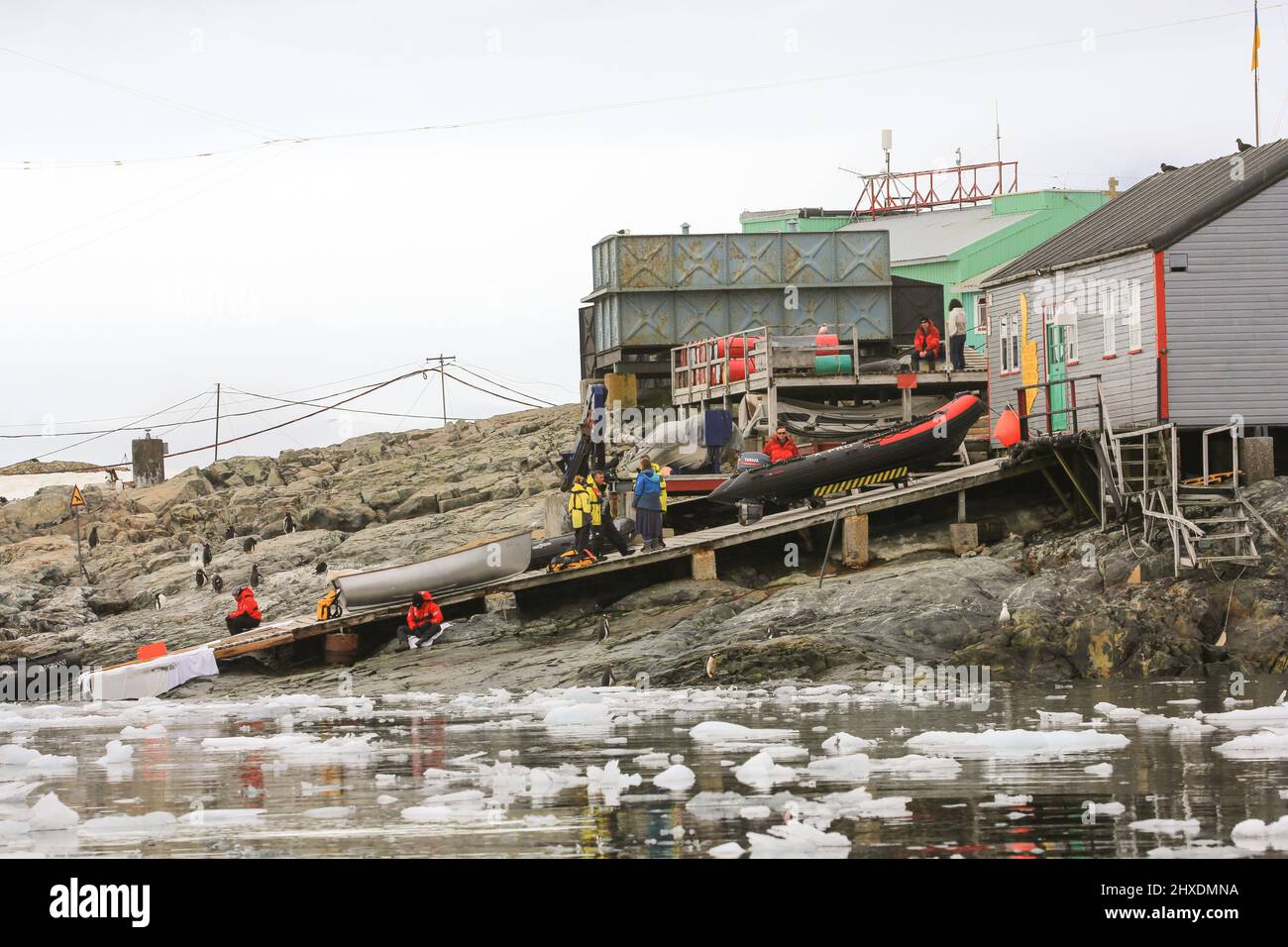 La rampe d'accès à la base de recherche de Vernadsky, une station antarctique ukrainienne située sur l'île de Galindez, dans les îles argentines, dans la péninsule antarctique. Banque D'Images