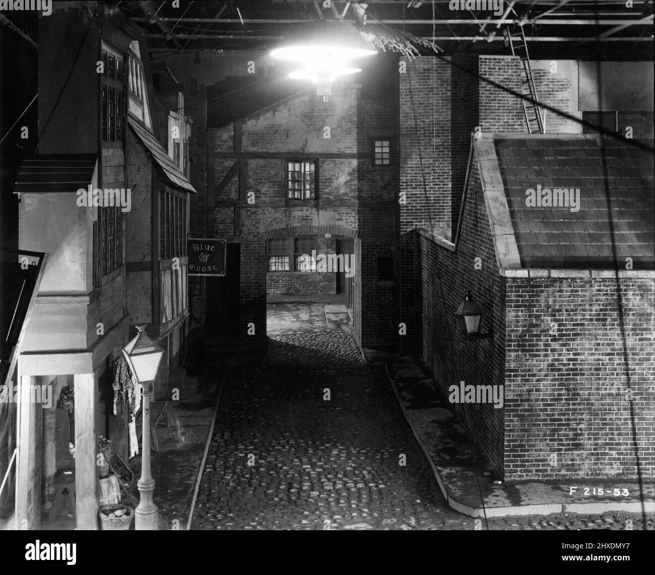 Situé à Tilford Studio Manhattan, New York, à l'arrière de la maison du Dr Jekyll, avec son laboratoire à droite pour JOHN BARRYMORE en République démocratique du Dr. JEKYLL ET M. HYDE 1920 réalisateur JOHN S. ROBERTSON roman Robert Louis Stevenson direction artistique William Cameron Menzies et Clark Robinson joueurs célèbres - Lasky Corporation / Paramount -Artcraft Pictures Banque D'Images