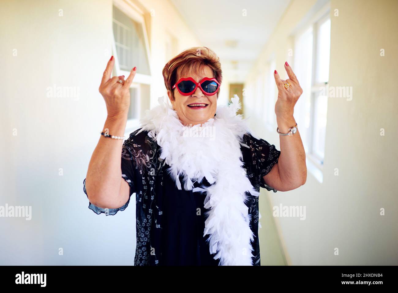 Prêt à vous départir. Photo d'une femme âgée insouciante portant des lunettes et montrant des gestes de la main à l'appareil photo. Banque D'Images
