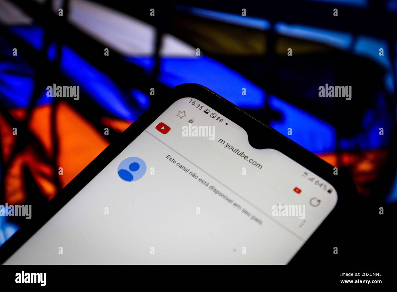 SÃO PAULO, SP - 11.03.2022: YOUTUBE EXCLUI CANAIS DE MÍDIA RUSSOS - YouTube a bloqué les chaînes de médias publiques russes dans le monde entier, selon le service de streaming, l'invasion de l'Ukraine par la Russie relève désormais de sa politique interdisant le contenu qui nie ou banalise des événements violents bien documentés. (Photo: Aloisio Mauricio/Fotoarena) Banque D'Images