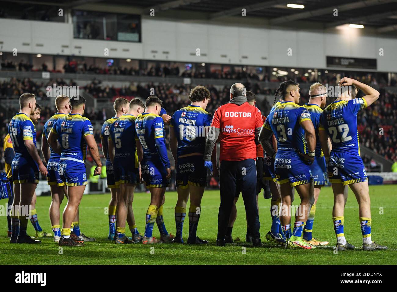 Les joueurs de Warrington Wolves se regroupent après avoir vu St Helens marquer un essai Banque D'Images