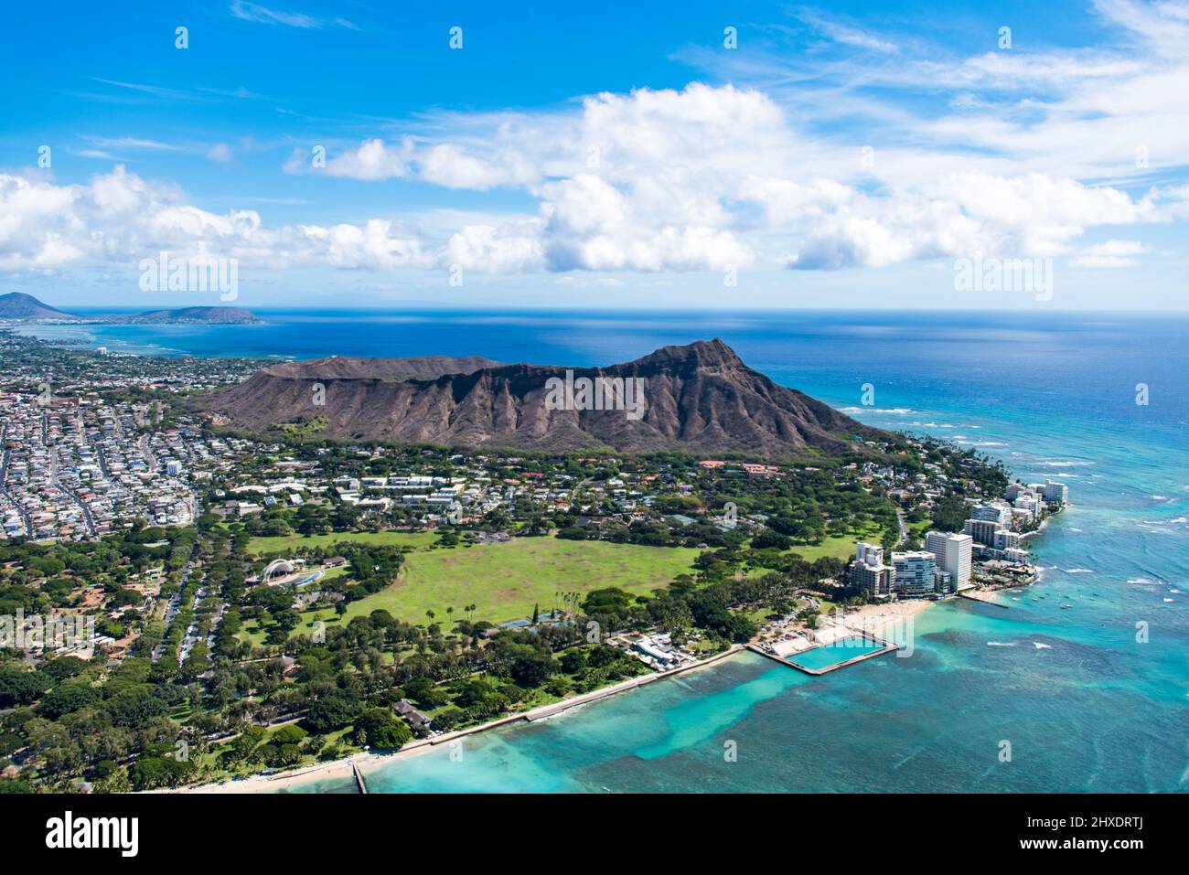 Un gros plan de quelques-unes des eaux cristallines d'Hawaï, pris sur le tour en hélicoptère Rainbow d'Oahu Banque D'Images