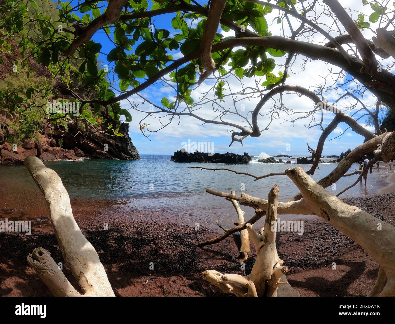 Maui, Hawaï, États-Unis. 2nd mars 2022. Kaihalulu Beach, également connue sous le nom de Red Sand Beach sur le côté est de Maui est l'une des rares plages de sable rouge dans le monde. Le sable rouge contraste avec l'eau bleu profond de l'océan. (Image de crédit : © K.C. Fil de presse Alfred/ZUMA) Banque D'Images