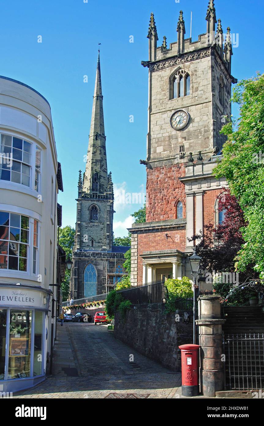 La rue du poisson, la flèche de l'église St Alkmund et tour de St Julian's Church, Shrewsbury, Shropshire, Angleterre, Royaume-Uni Banque D'Images