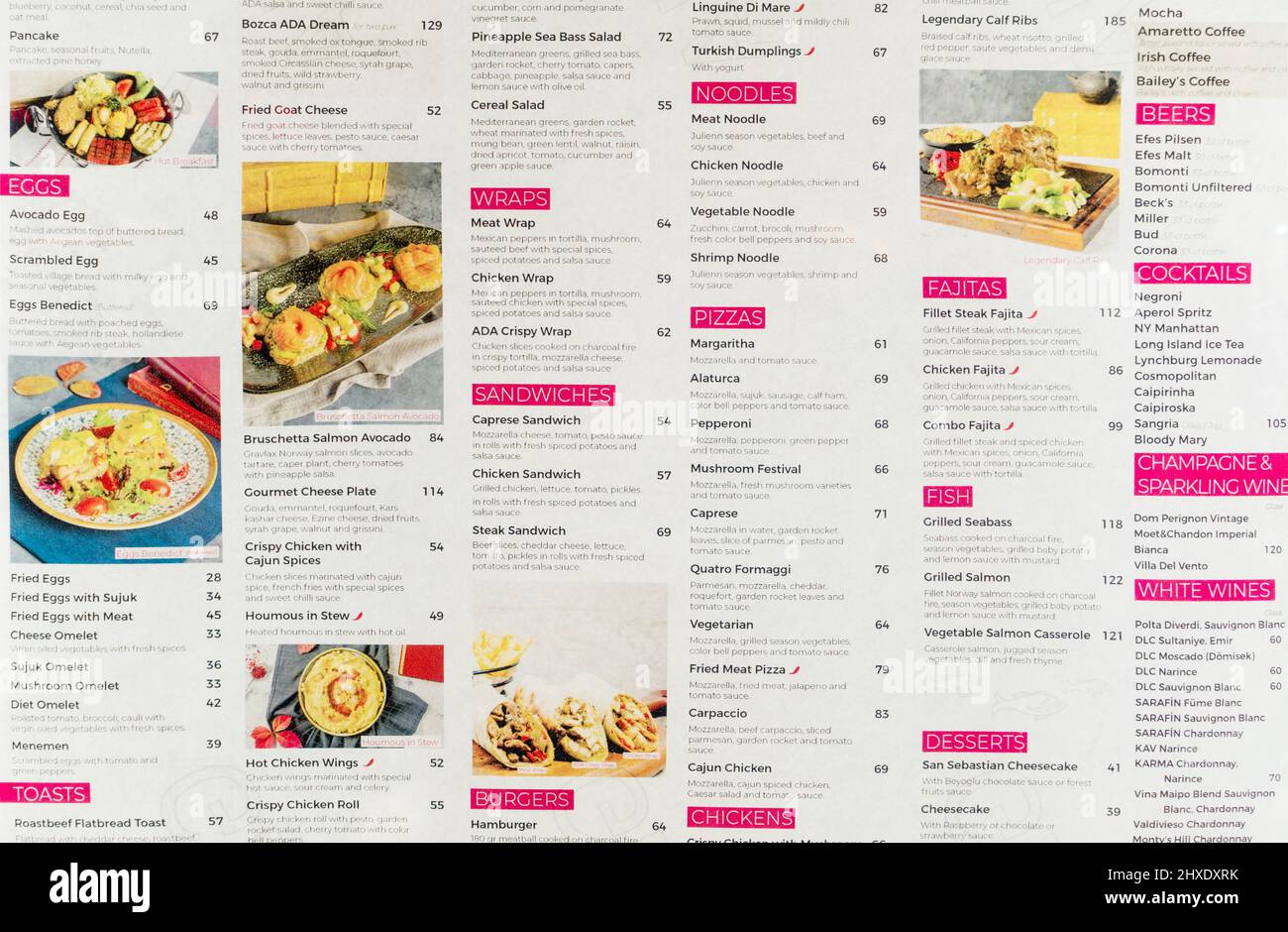 Berlin, Allemagne - 10 mars 2022 : menu de restaurant européen. Menu papier du restaurant avec images. Banque D'Images