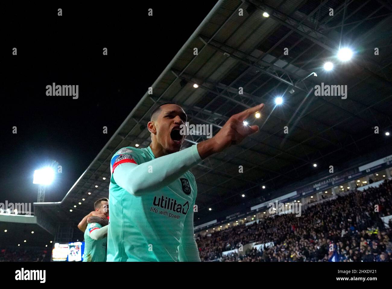 Jon Russell, de Huddersfield Town, célèbre après que le coéquipier Danny Ward (non représenté) ait terminé le deuxième but de son match lors du championnat Sky Bet aux Hawthorns, West Bromwich. Date de la photo : vendredi 11 mars 2022. Banque D'Images