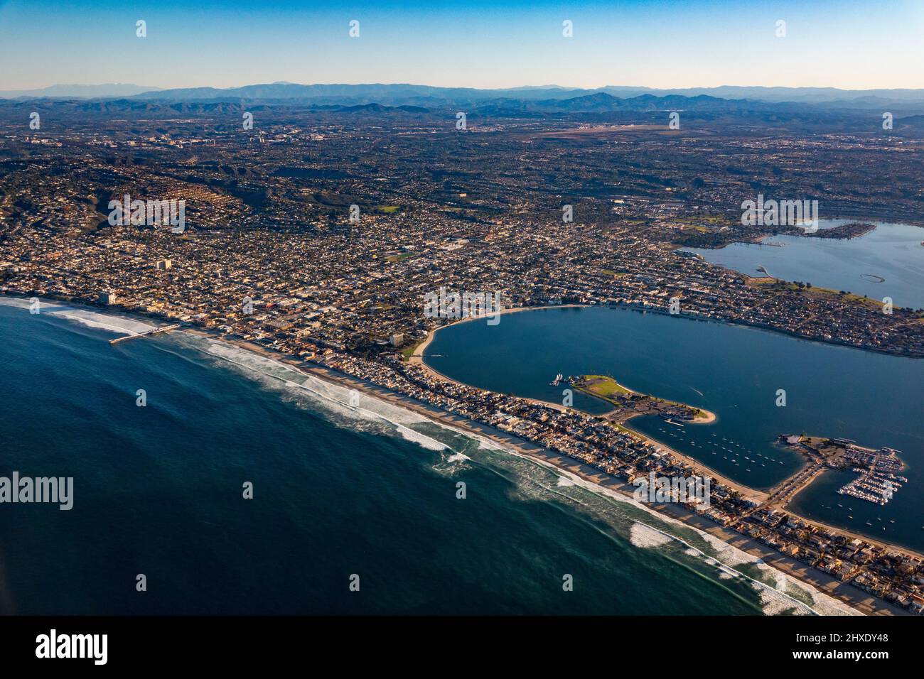 San Diego, Californie, États-Unis. 1st mars 2022. Une vue aérienne des communautés de San Diego de la Jolla, Pacific Beach et Mission Beach. Au centre se trouve Mission Bay, l'une des plus grandes aires de loisirs en eau artificielles du pays. (Image de crédit : © K.C. Fil de presse Alfred/ZUMA) Banque D'Images