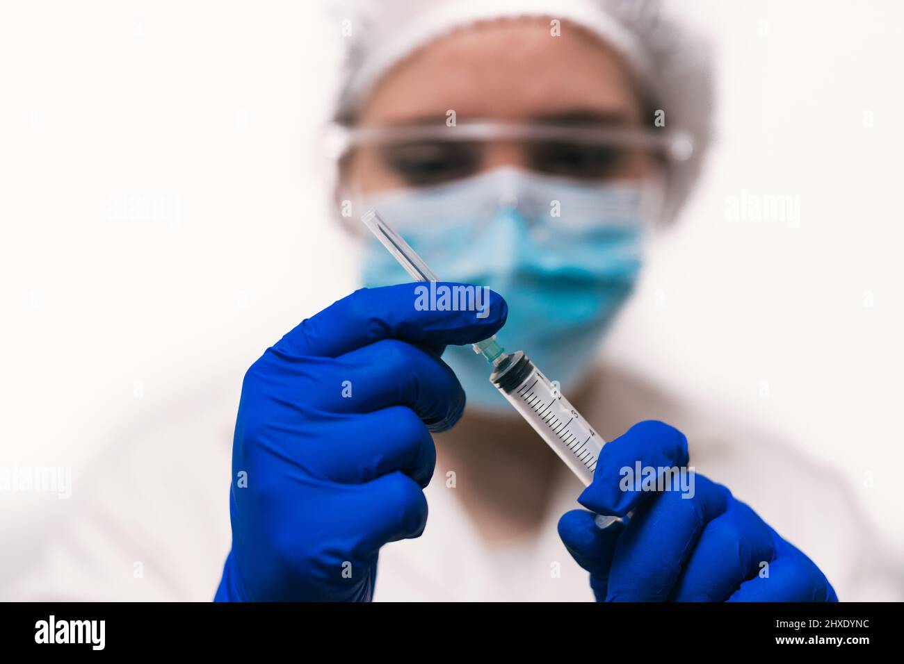Médecin préparant une seringue pour une injection Banque D'Images