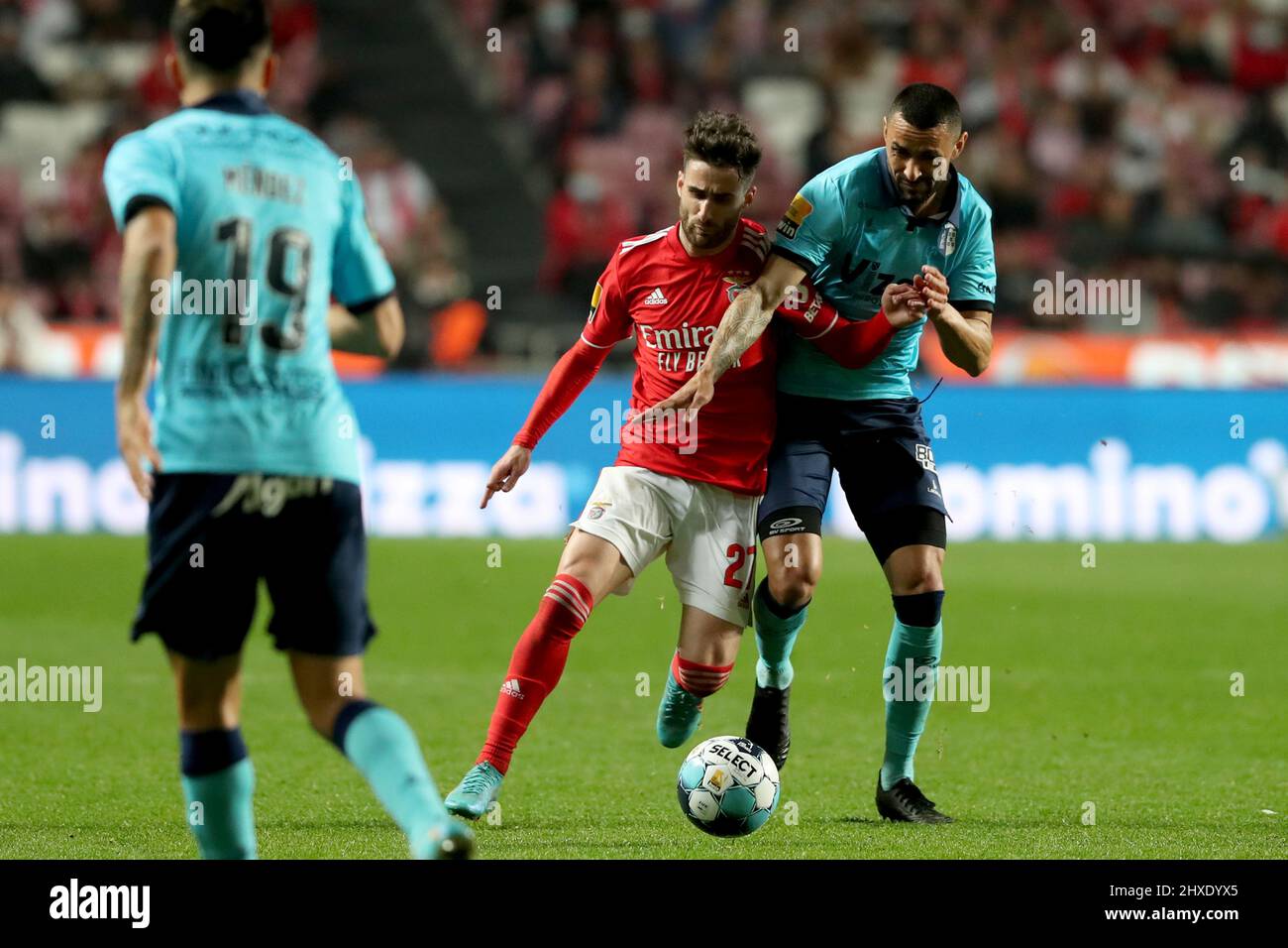 Lisbonne, Portugal. 11th mars 2022. Rafa Silva de SL Benfica (C ) rivalise avec Marcos Paulo du FC Vizela lors du match de football de la Ligue portugaise entre SL Benfica et FC Vizela au stade Luz à Lisbonne, Portugal, le 11 mars 2022. (Credit image: © Pedro Fiuza/ZUMA Press Wire) Credit: ZUMA Press, Inc./Alamy Live News Banque D'Images