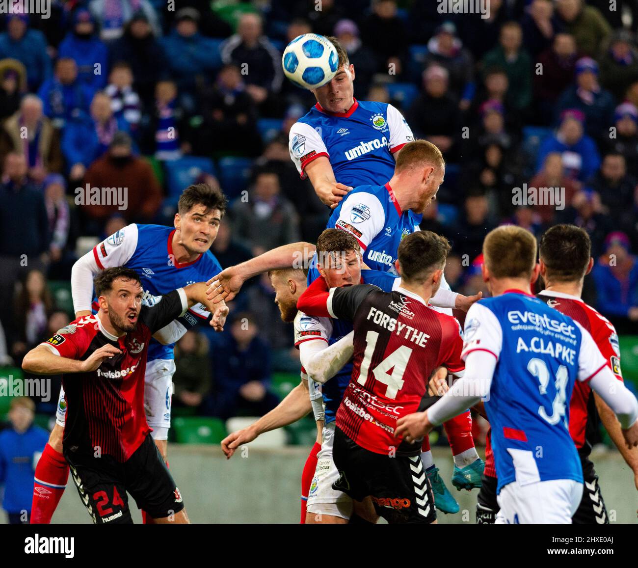 Ethan Devine marquant le but gagnant pour Linfield contre Crusaders Banque D'Images