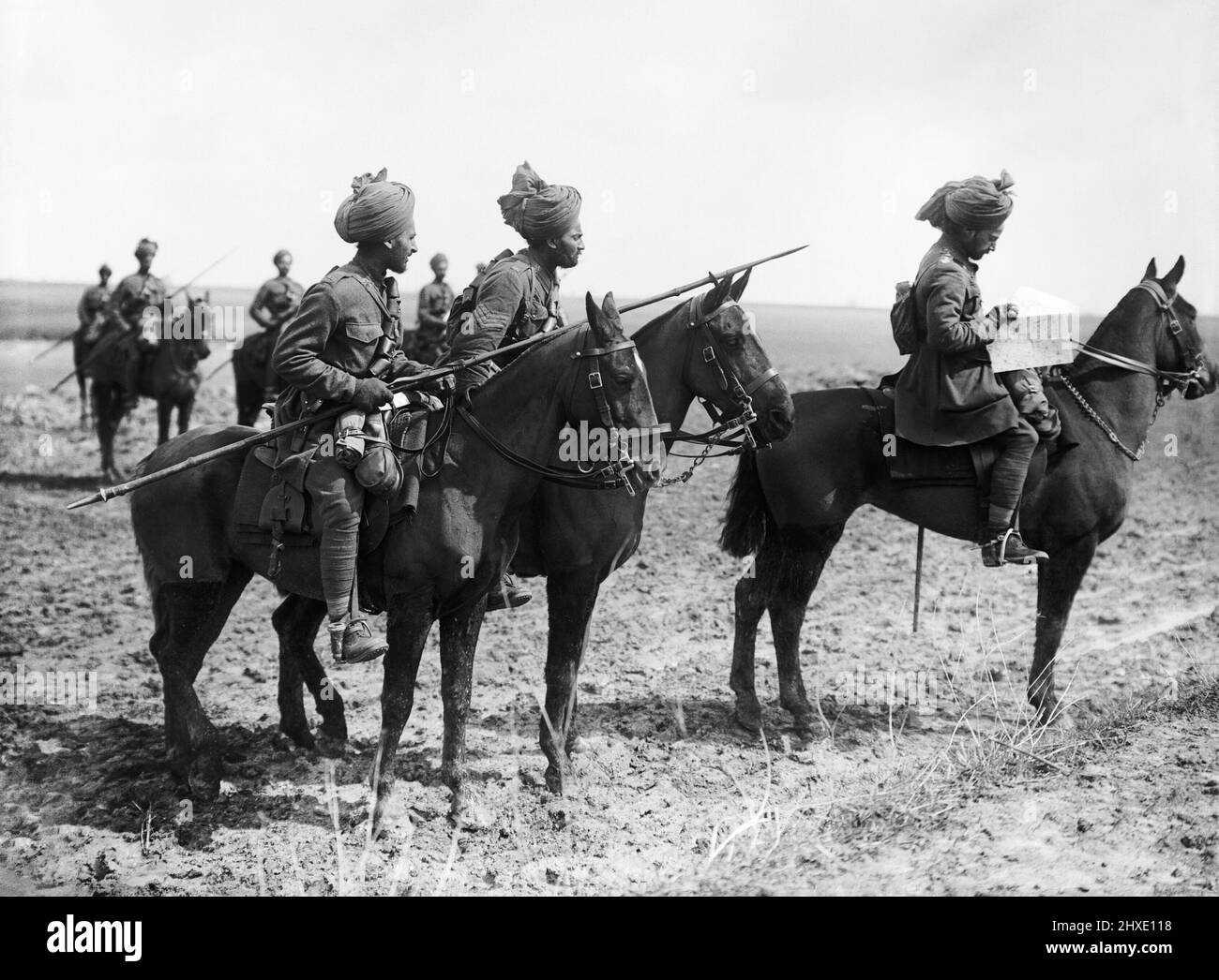 Les scouts de l'avant du 9ème Hodson's Horse, un régiment de cavalerie indien, pause pour consulter une carte, près de Vraignes, France. Banque D'Images