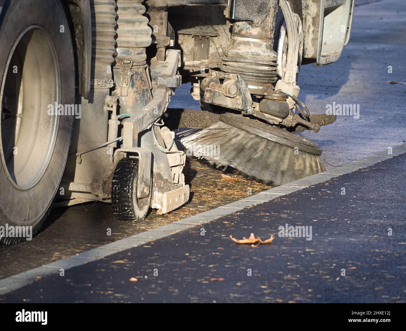 Balayage de rue machine nettoyage de la voie publique gros plan Banque D'Images