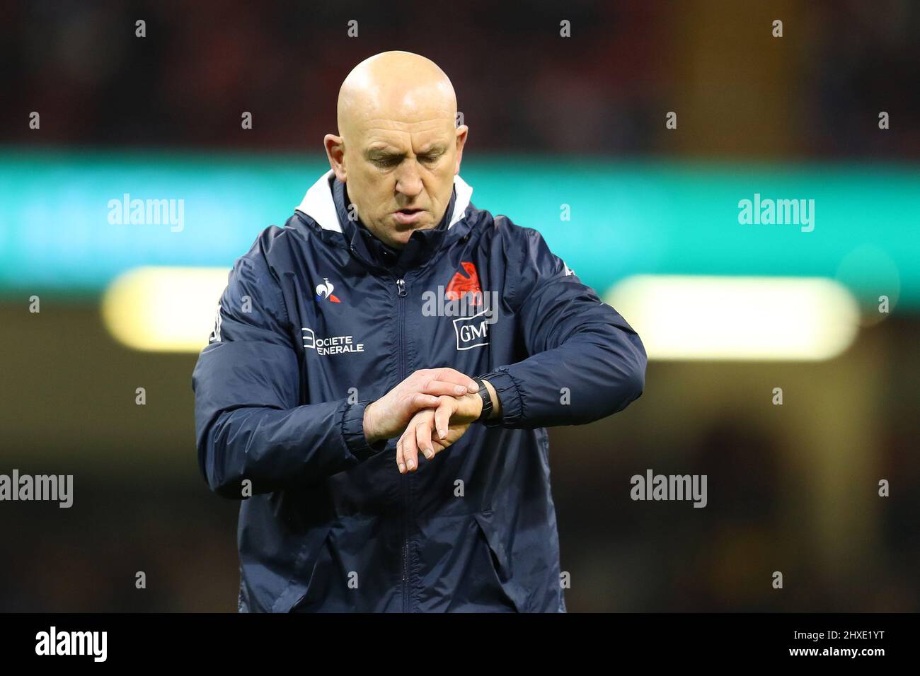 Cardiff, Royaume-Uni. 11th mars 2022. Shaun Edwards, l'entraîneur de défense de la France, regarde pendant l'échauffement avant le match., championnat Guinness des six Nations 2022 match, pays de Galles v France au stade de la Principauté à Cardiff le vendredi 11th mars 2022. photo par Andrew Orchard/Andrew Orchard Sports Photography/ Alay Live News crédit : Andrew Orchard photographie sportive/Alamy Live News Banque D'Images