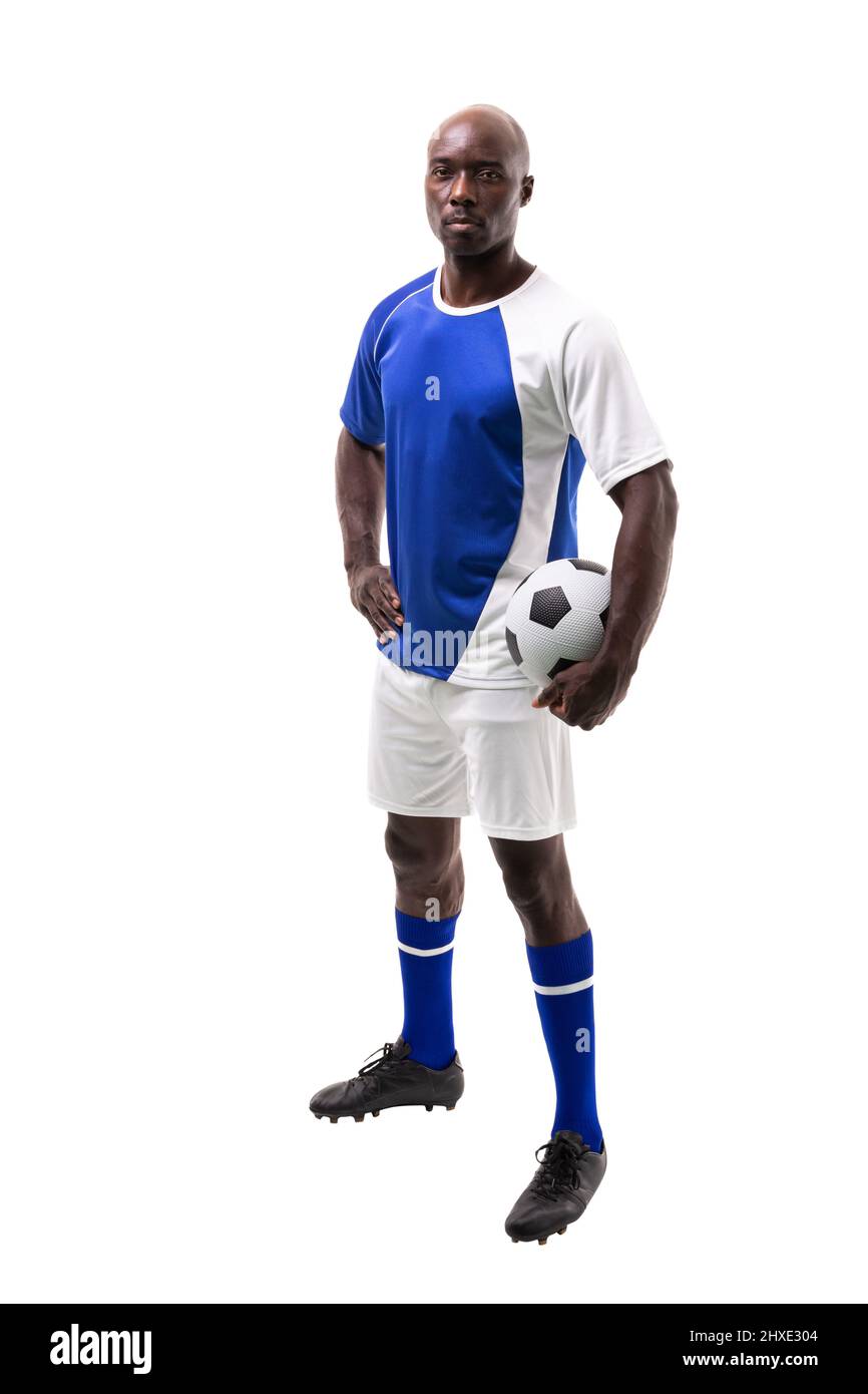 Portrait d'un joueur de football américain afro-américain confiant tenant le ballon sur fond blanc Banque D'Images