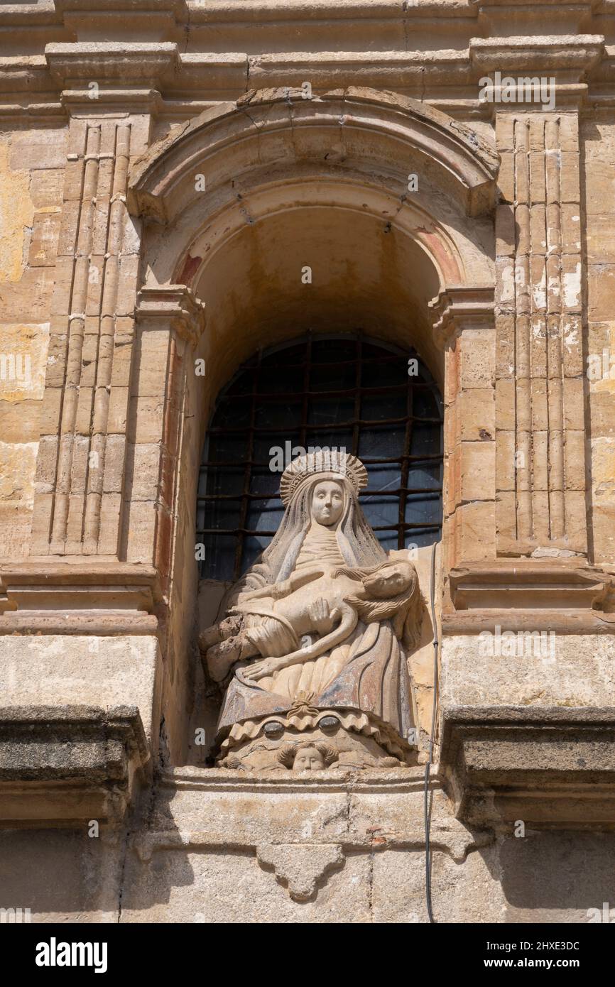 Détail de la Pietà de la façade du Santuario de Quinta angustia le long des Camino Frances dans le village de Cacabelos, León, Espagne. Cet ancien Banque D'Images