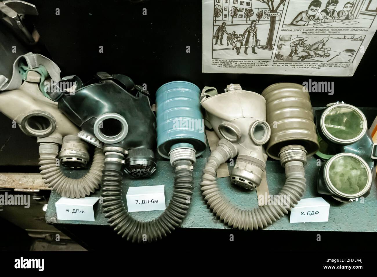 Masques à gaz soviétiques exposés dans le musée Bunker-703. Moscou, Russie Banque D'Images