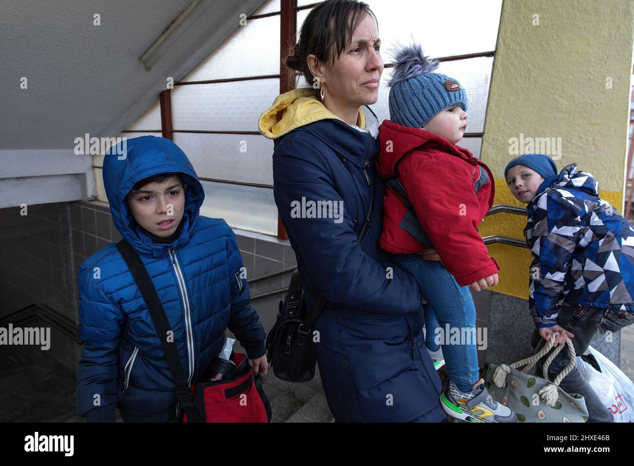 Mère et ses enfants attendent un train à la gare de Przemy?L. Des millions d'Ukrainiens ont fui leur patrie alors que la crise de guerre en Ukraine se poursuit. Le chef de l'agence des Nations Unies pour les réfugiés (HCR) a déclaré que le nombre de migrations de réfugiés a atteint 2 millions. Crédit : SOPA Images Limited/Alamy Live News Banque D'Images