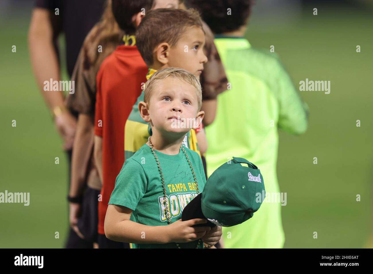 Saint-Pétersbourg, FL USA; Un jeune fan retire son chapeau pour le chant de l'hymne national avant un match de football de la pré-saison de l'USL, le samedi 5 mars 2 Banque D'Images