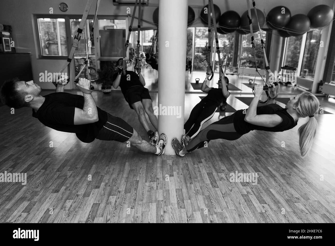 Fitness TRx suspension sangles exercices d'entraînement femmes et homme - travailler avec propre Weith à la salle de gym Banque D'Images