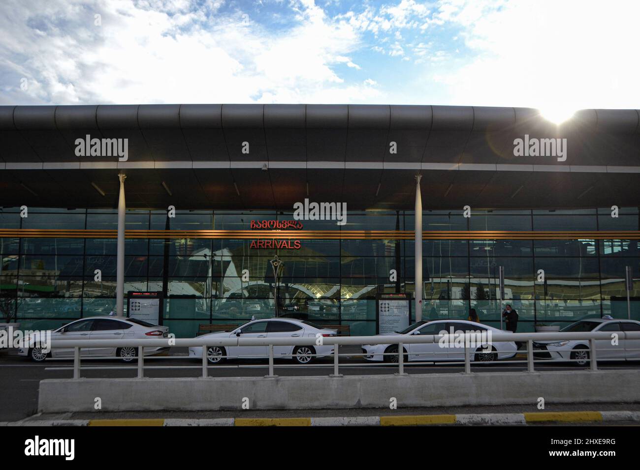 Tbilissi, Géorgie. 10th mars 2022. Vue générale de l'aéroport international de Tbilissi. Depuis le début de la semaine dernière, des citoyens russes ont immigré en Géorgie, en raison de sanctions, les pays de l'UE et les États-Unis ont donné à la Russie. Les gens ont essayé d'échapper à la crise dans leur pays et de commencer une nouvelle vie dans le pays voisin. La Géorgie est un nouveau pays sombre pour les Russes. Crédit : SOPA Images Limited/Alamy Live News Banque D'Images