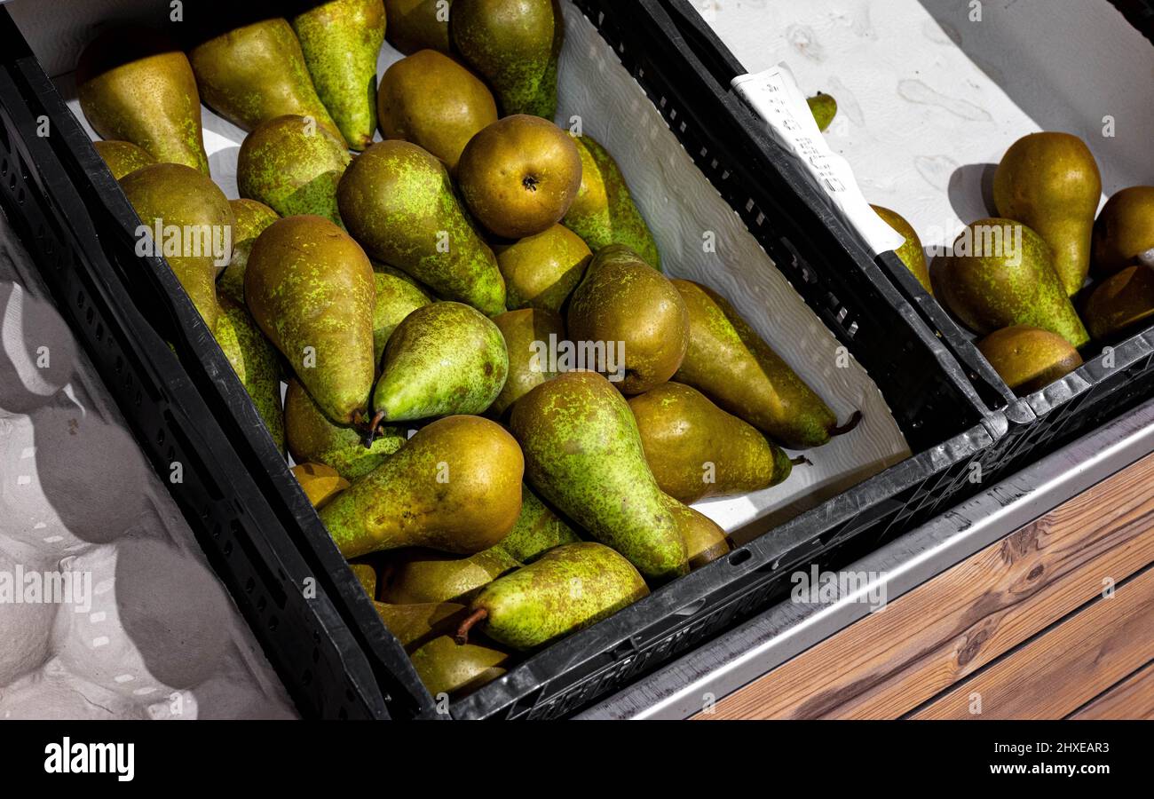 Les poires dans un panier de fruits sont exposées dans un supermarché Banque D'Images