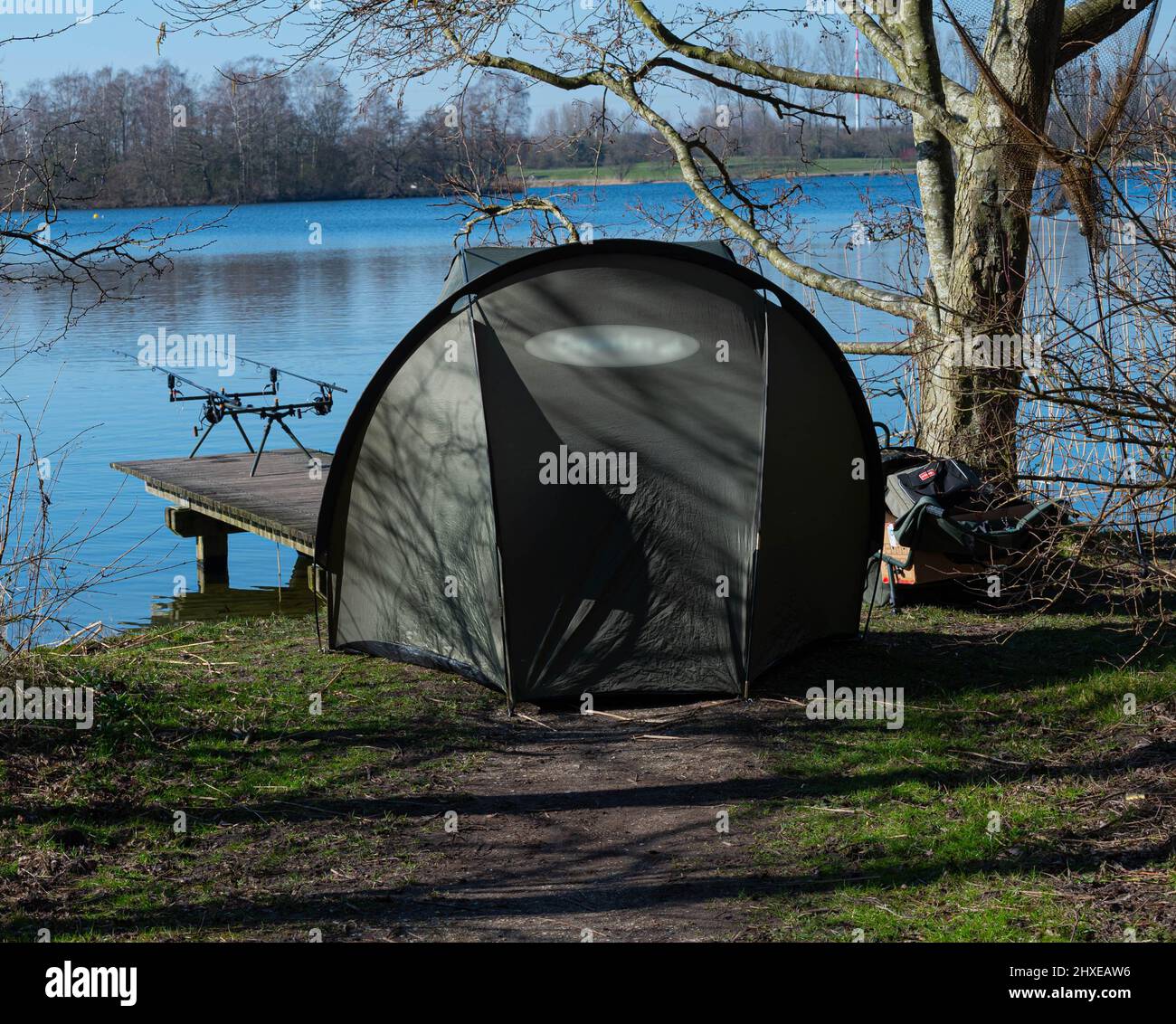 Les gens pêchant avec des cannes dans une tente sur un lac dans un parc appelé Haarlemmermeerse bos à Hoofddorp, aux pays-Bas Banque D'Images