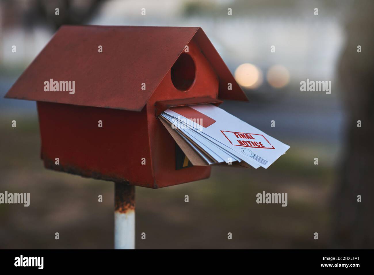 Messages dans une boîte aux lettres. Photo rognée de lettres dans une boîte de lettres. Banque D'Images