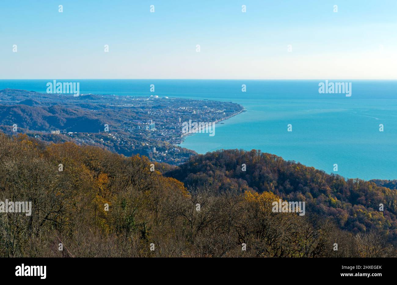 Vue sur la mer et le centre-ville de Sotchi depuis le pont d'observation de la Tour sur le mont Big Ahun. Banque D'Images
