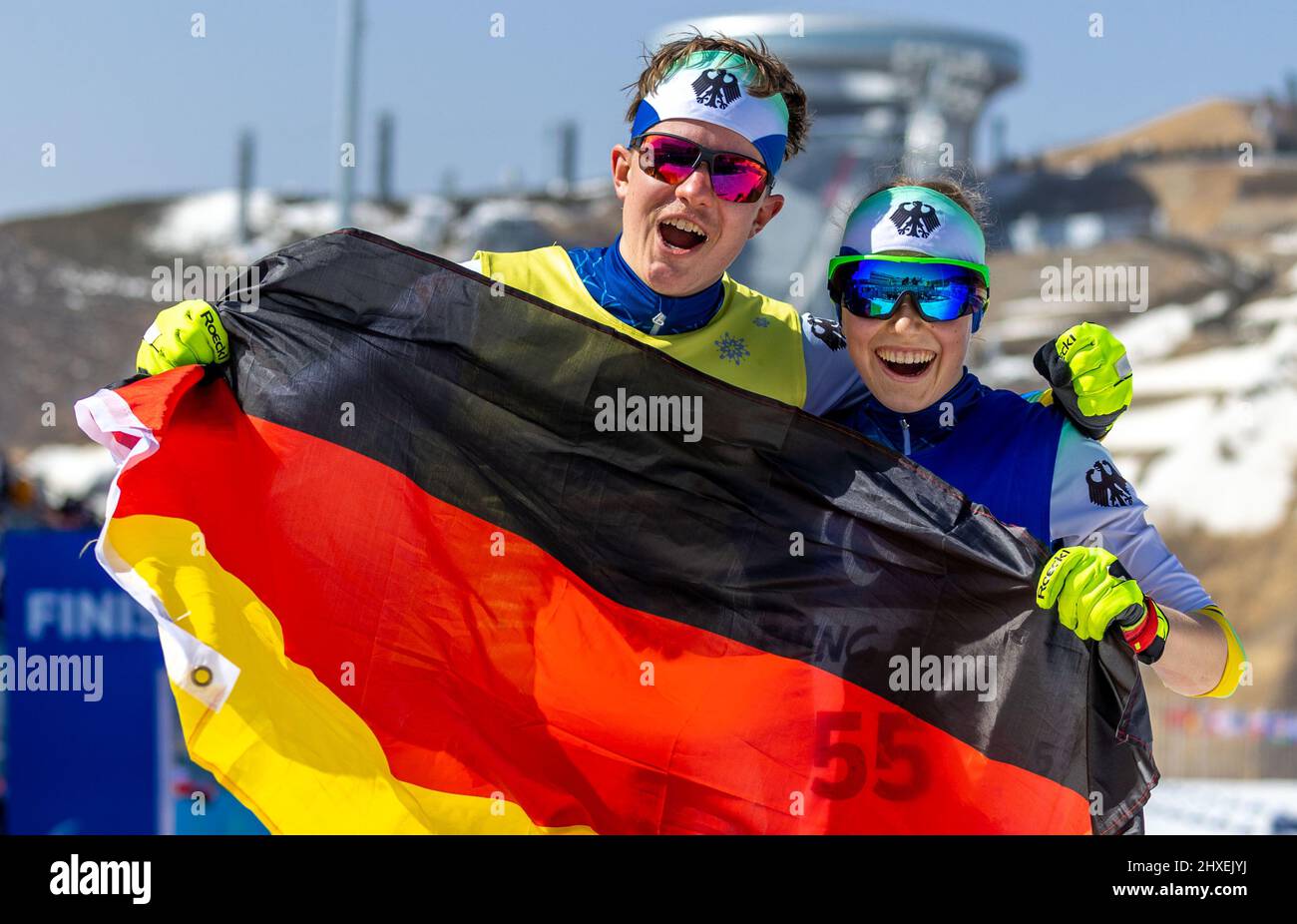 Zhangjiakou, Chine. 12th mars 2022. Paralympiques, ski nordique Para, ski de fond, 10km, freestyle, Malvoyants, femmes, Linn Kazmaier (classification paralympique, B3) d'Allemagne et son guide Florian Baumann célèbrent leur médaille d'or à la ligne d'arrivée après la course de plus de 10 kilomètres. Après avoir remporté trois fois l'argent et une fois le bronze, l'homme de 15 ans a remporté la course de fond à mi-distance aux Jeux paralympiques de Pékin. Credit: Jens Büttner/dpa-Zentralbild/dpa/Alay Live News Banque D'Images