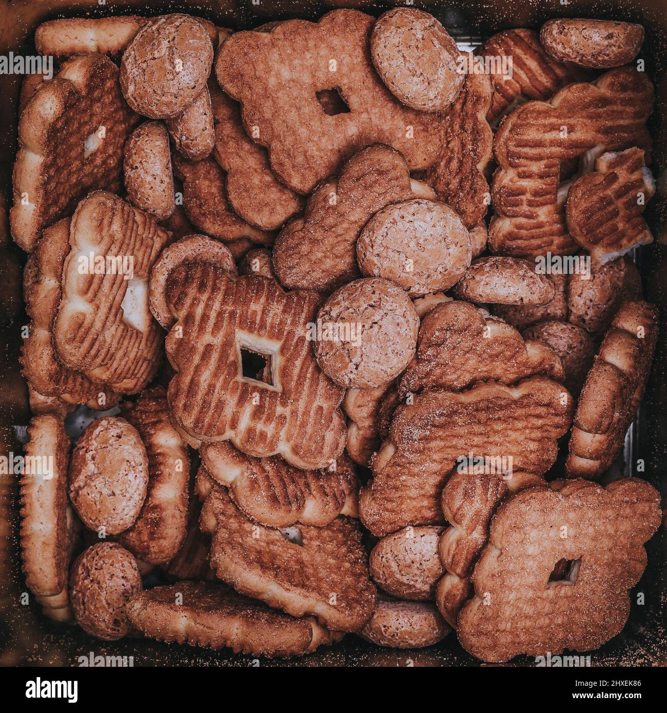 Motif de biscuits de différentes formes à l'intérieur d'une boîte carrée d'étain réfléchissant Banque D'Images