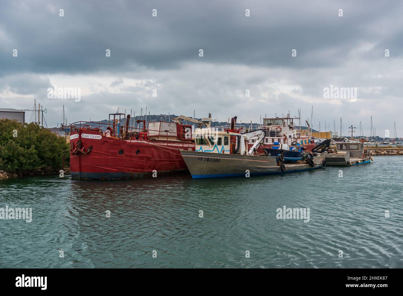 Le Rhône au canal de Sète et ses bateaux au quai, à Sète, dans le département de l'Hérault en Occitanie, France Banque D'Images