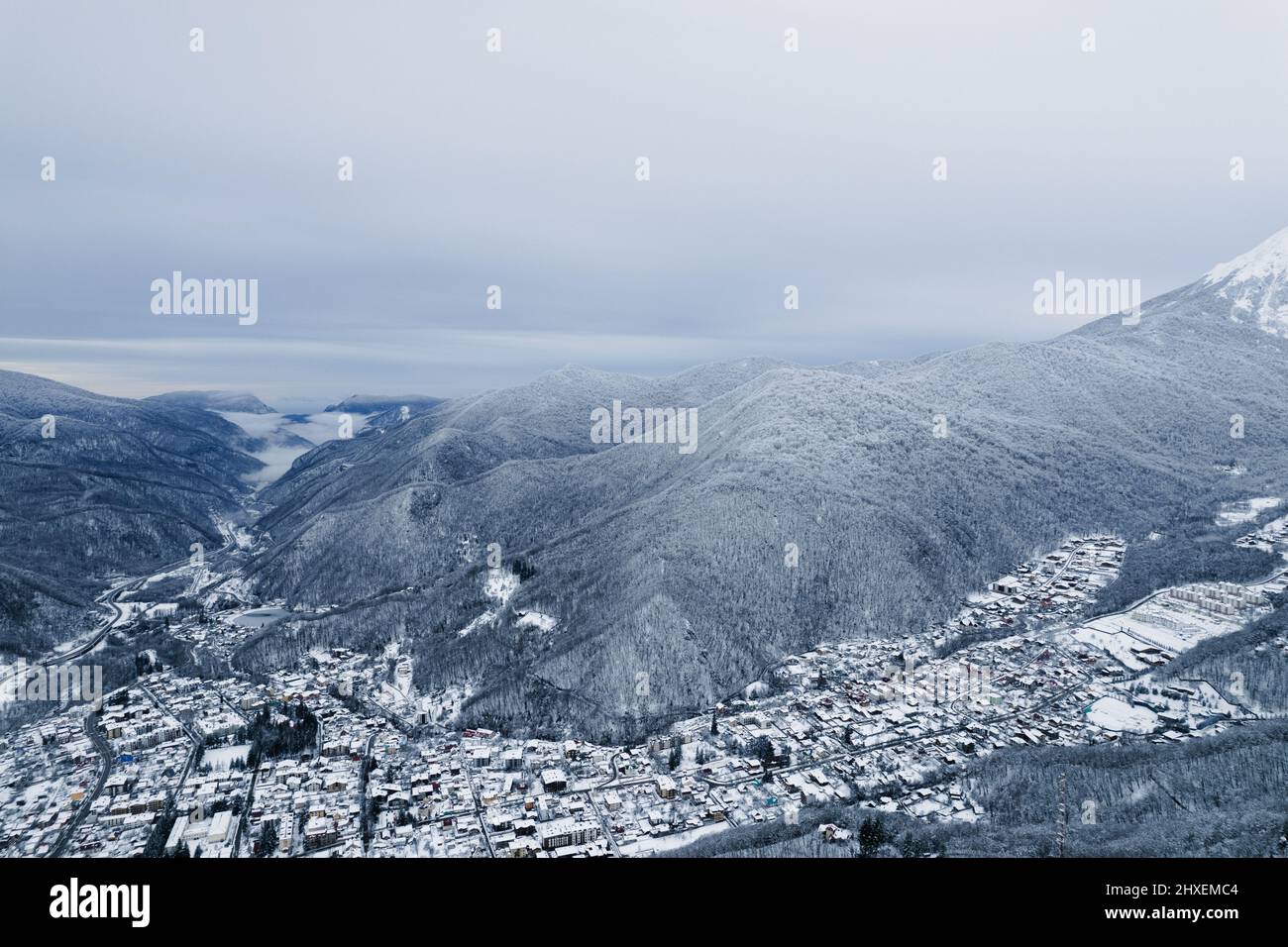 Station de ski alpin à Krasnodar Krai, en Russie, située à la crête d'Aibga dans le Caucase occidental le long du plateau Roza Khutor près de Krasnaya Polyana. Banque D'Images