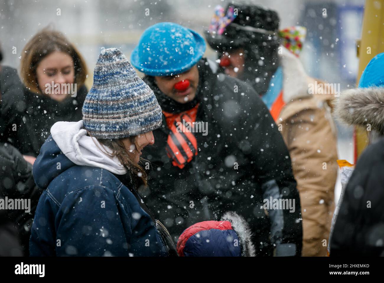 Palanca, Moldavie. 11th mars 2022. Les clowns de l'organisation d'aide israélienne «projet des médecins rames» réconfortent les réfugiés ukrainiens fuyant l'invasion russe, dans des conditions amèrement froides et de neige à la frontière entre la Moldavie et l'Ukraine à Palanca le 11 mars 2022. (Photo de John Rudoff/Sipa USA) crédit: SIPA USA/Alay Live News Banque D'Images