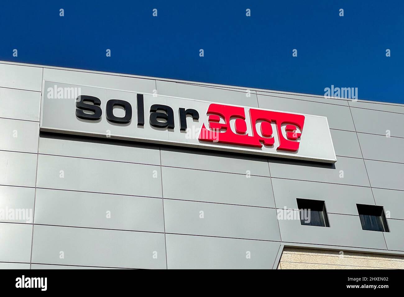 Modi'in, Israël, 21 janvier 2022 : le logo Solar Edge est affiché sur l'extérieur du bâtiment de la société. Banque D'Images